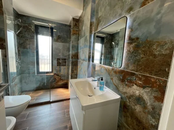 Tirane, jepet me qera apartament 2+1+Ballkon Kati 8, 99 m² 850 € (Stacioni i Trenit)