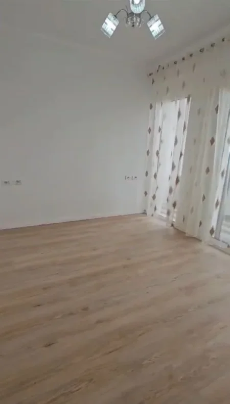 Tirane, shitet apartament 1+1+Ballkon Kati 2, 52 m² 77.000 € (FRESKU)