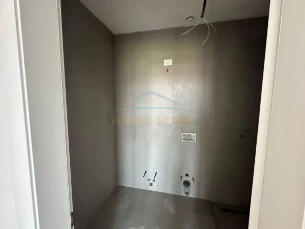 Tirane, jepet me qera zyre Kati 4, 92 m² 1.200 € (Liqeni Artificial)