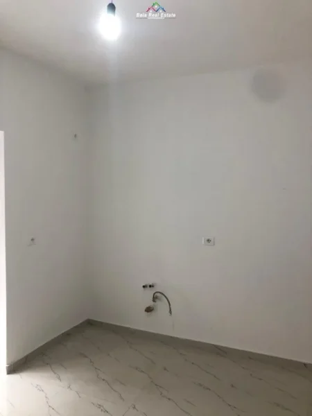 Tirane, jepet me qera zyre Kati 1, 25 m² 300 € (rruga e durresit)