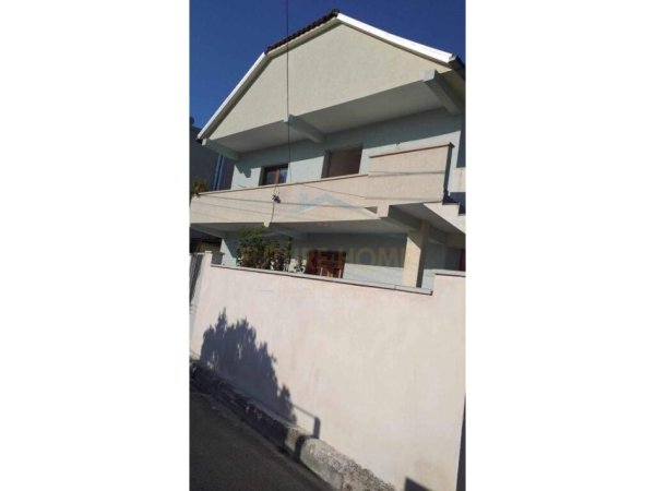 Tirane, shitet Vile 3+1 Kati 0, 185.000 € 