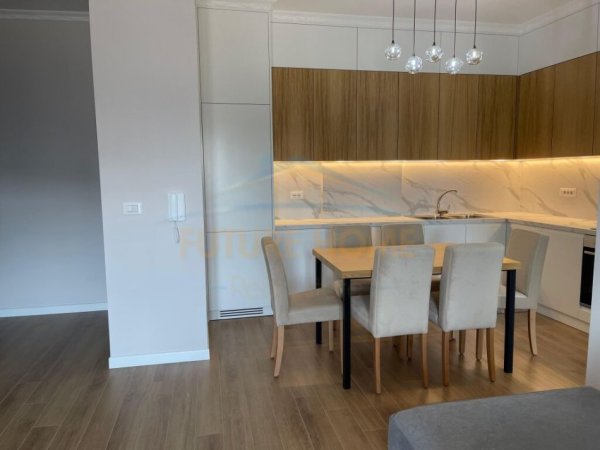 Tirane, jepet me qera apartament 2+1 Kati 8, 99 m² 850 € (Stacioni i Trenit)