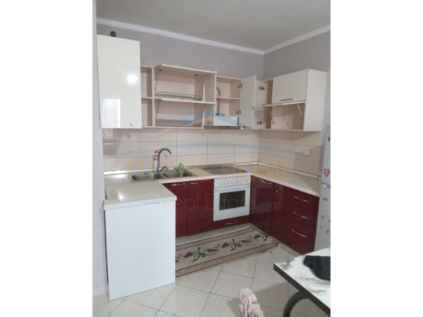 Tiran, jepet me qera apartament 2+1 Kati 7, 124 m² 300 € (pranë Bunkart)