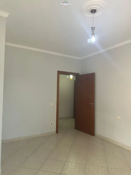 Tirane, jepet me qera zyre Kati 2, 110 m² 1.000 € (don bosko)