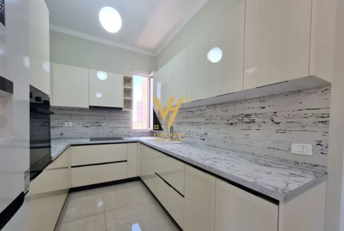 Tirane, jepet me qera apartament 2+1+Ballkon Kati 3, 130 m² 650 € (YZBERISHT)