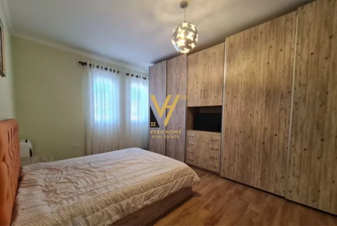 Tirane, jepet me qera apartament 2+1+Ballkon Kati 3, 130 m² 650 € (YZBERISHT)