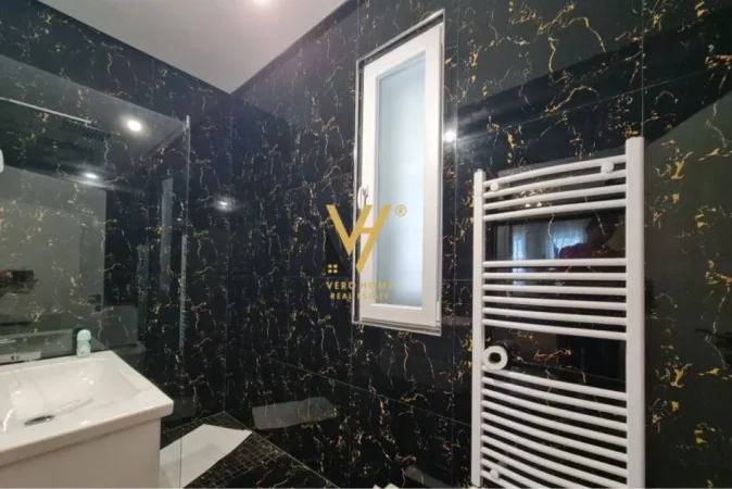 Tirane, jepet me qera apartament 2+1+Ballkon Kati 3, 130 m² 650 € (YZBERISHT)