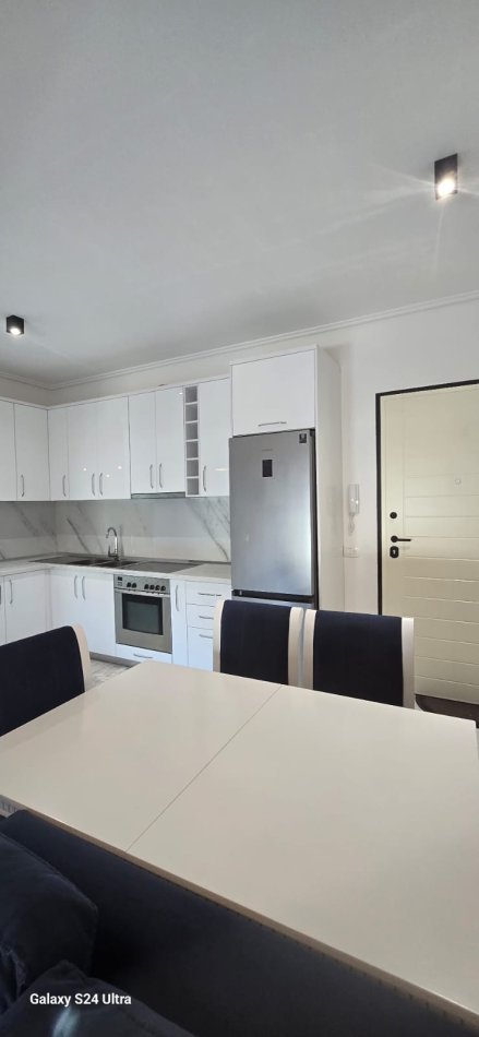Tirane, jepet me qera apartament 2+1+Ballkon , 70 m² 700 € (Parku Olimpik)