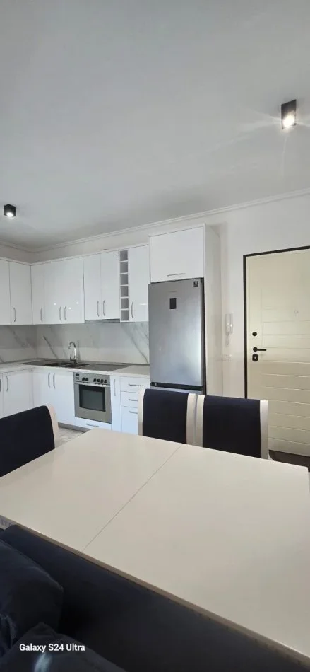 Tirane, jepet me qera apartament 2+1+Ballkon , 70 m² 700 € (Parku Olimpik)