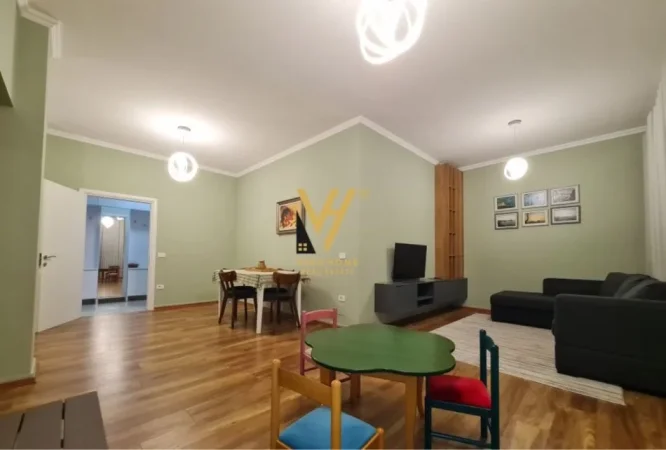 Tirane, jepet me qera apartament 2+1+Ballkon Kati 2, 130 m² 650 € (YZBERISHT)