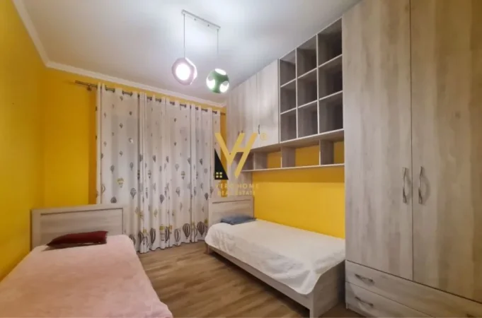 Tirane, jepet me qera apartament 2+1+Ballkon Kati 2, 130 m² 650 € (YZBERISHT)