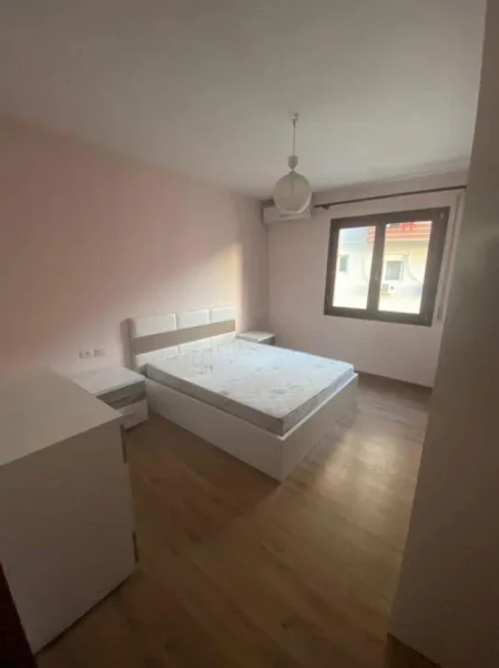 Tirane, jepet me qera apartament 1+1 Kati 3, 85 m² 398 € (Kopshti Botanik)