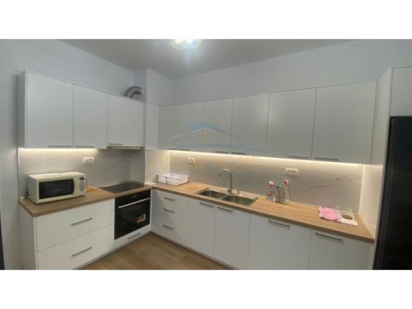 Tirane, jepet me qera apartament 1+1 Kati 8, 89 m² 500 € (Rruga 5 Maji)