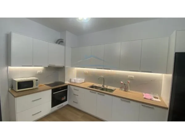 Tirane, jepet me qera apartament 1+1 Kati 8, 89 m² 500 € (Rruga 5 Maji)