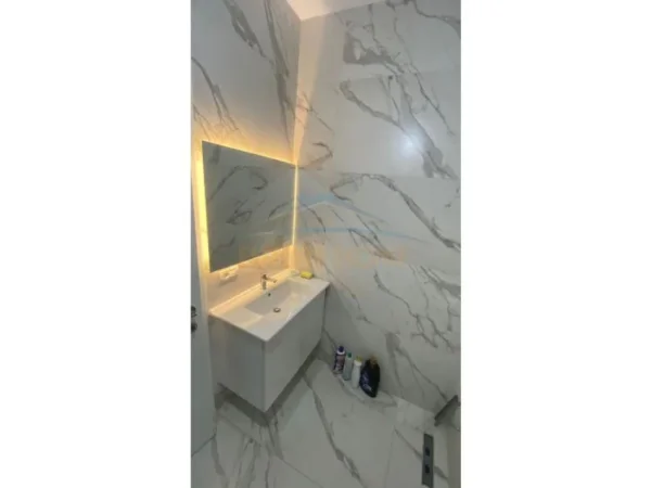 Tirane, jepet me qera apartament 1+1 Kati 8, 89 m² 500 € (Rruga 5 Maji)
