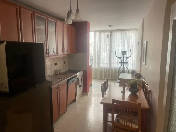 Tirane, jepet me qera apartament 3+1 Kati 1, 120 m² 749 € (Laprake)