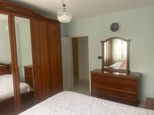 Tirane, jepet me qera apartament 3+1 Kati 1, 120 m² 749 € (Laprake)