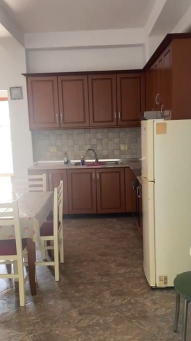 Tirane, jepet me qera apartament 1+1 Kati 2, 75 m² 350 € (Selite)