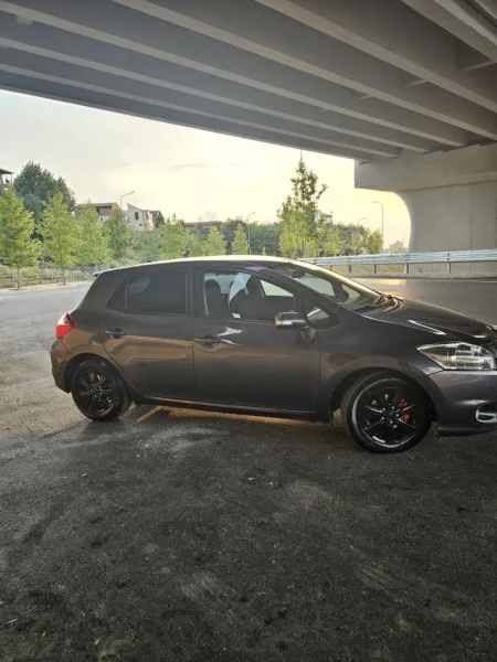 Tirane, shes makine Toyota Auris 2012 1.4 nafte 6200€ Okazion Nafte, gri e erret manuale Kondicioner 205.000 km 6.200 €