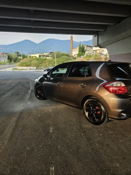 Tirane, shes makine Toyota Auris 2012 1.4 nafte 6200€ Okazion Nafte, gri e erret manuale Kondicioner 205.000 km 6.200 €