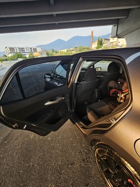 Tirane, shes makine Toyota Auris 2012 1.4 nafte 6200€ Okazion Nafte, gri e erret manuale Kondicioner 205.000 km 6.200 €