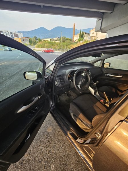 Tirane, shes makine Toyota Auris 2012 1.4 nafte 6200€ Okazion Nafte, gri e erret manuale Kondicioner 205.000 km 6.200 €