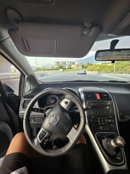 Tirane, shes makine Toyota Auris 2012 1.4 nafte 6200€ Okazion Nafte, gri e erret manuale Kondicioner 205.000 km 6.200 €