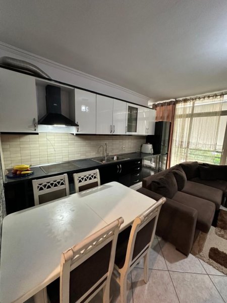 Tirane, jepet me qera apartament 2+1+Ballkon Kati 2, 100 m² 480 € (Rruga Irfan Tomini , prane shkolles 26 nentori)