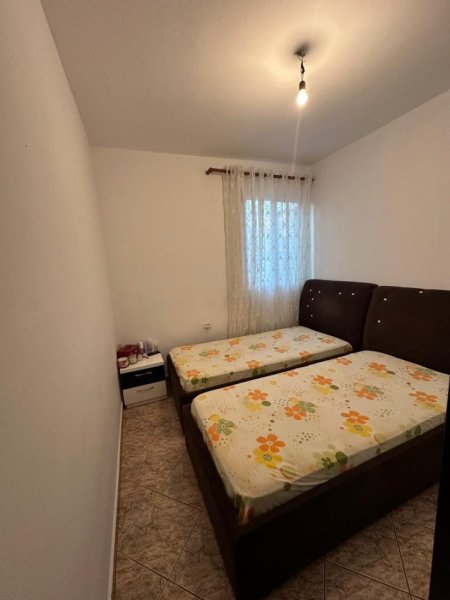 Tirane, jepet me qera apartament 2+1+Ballkon Kati 2, 100 m² 480 € (Rruga Irfan Tomini , prane shkolles 26 nentori)
