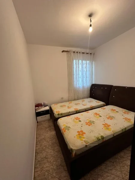 Tirane, jepet me qera apartament 2+1+Ballkon Kati 2, 100 m² 480 € (Rruga Irfan Tomini , prane shkolles 26 nentori)