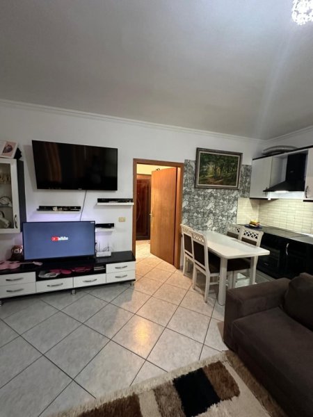 Tirane, jepet me qera apartament 2+1+Ballkon Kati 2, 100 m² 480 € (Rruga Irfan Tomini , prane shkolles 26 nentori)