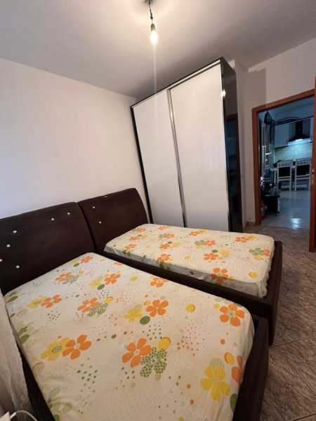 Tirane, jepet me qera apartament 2+1+Ballkon Kati 2, 100 m² 480 € (Rruga Irfan Tomini , prane shkolles 26 nentori)