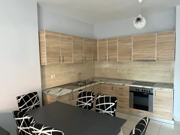 Tirane, jepet me qera 2+1+Ballkon Kati 2, 102 m² 450 € (teodor keko)