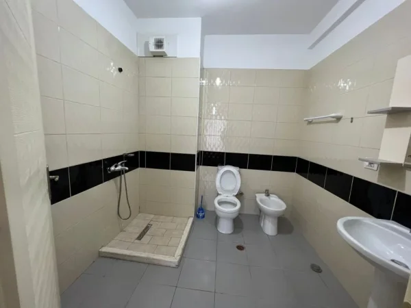 Tirane, jepet me qera 2+1+Ballkon Kati 2, 102 m² 450 € (teodor keko)