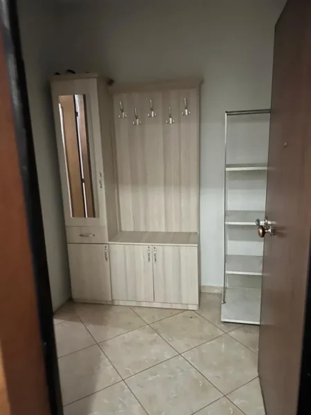 Tirane, jepet me qera apartament 2+1+Ballkon Kati 3, 80 m² 400 € (Rruga Kongresi Manastirit ,prane pediatrise)