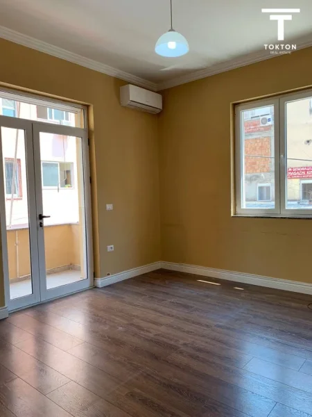 Tirane, jepet me qera apartament 2+1 Kati 2, 94 m² 850 € (Bllok)