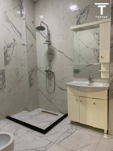 Tirane, jepet me qera apartament 2+1 Kati 2, 94 m² 850 € (Bllok)
