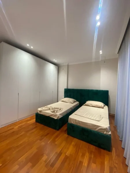 Tirane, jepet me qera apartament 2+1+Ballkon Kati 7, 120 m² 1.500 € (Rruga e Kavajes)