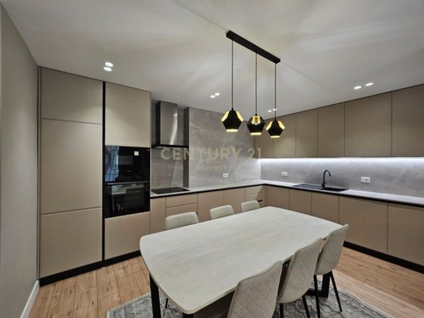 Tirane, shes apartament 2+1 Kati 1, 116 m² 250.000 € 