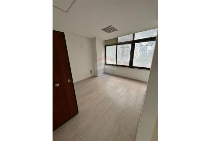 Tirane, jepet me qera ambjent biznesi Kati 1, 196 m² 1.500 € (rruga haxhi hysendalliu)