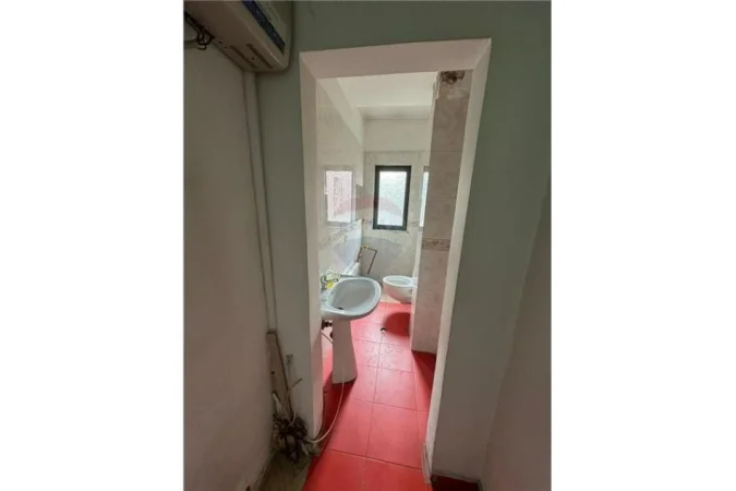 Tirane, jepet me qera ambjent biznesi Kati 1, 196 m² 1.500 € (rruga haxhi hysendalliu)