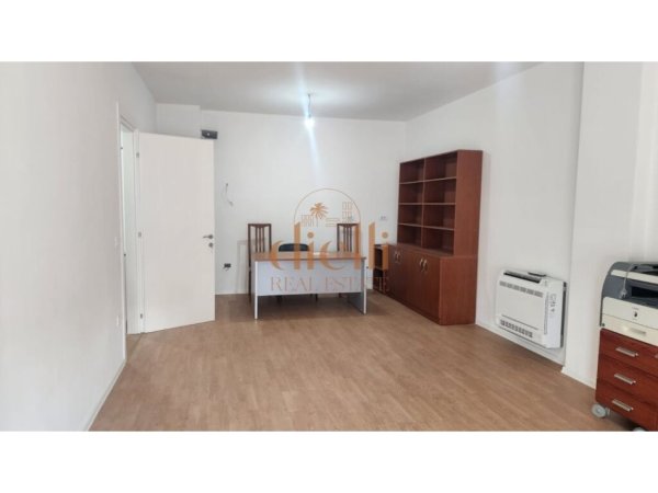 Tirane, jepet me qera zyre Kati 2, 100 m² 800 € (Rruga E Kavajes)