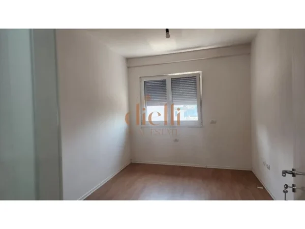 Tirane, jepet me qera zyre Kati 2, 100 m² 800 € (Rruga E Kavajes)