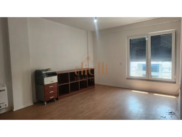 Tirane, jepet me qera zyre Kati 2, 100 m² 800 € (Rruga E Kavajes)