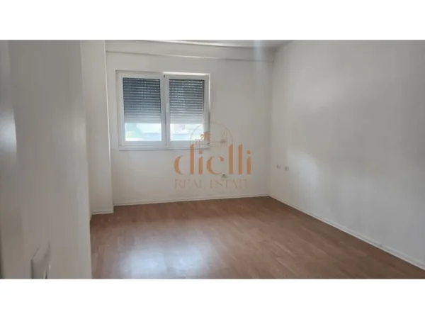 Tirane, jepet me qera zyre Kati 2, 100 m² 800 € (Rruga E Kavajes)