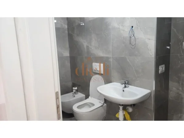 Tirane, jepet me qera zyre Kati 2, 100 m² 800 € (Rruga E Kavajes)