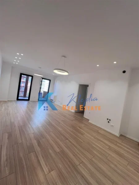 Tirane, jap me qera zyre , 160 m² 1.500 € (Rruga e Kavajes)