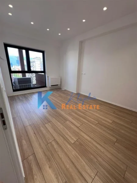 Tirane, jap me qera zyre , 160 m² 1.500 € (Rruga e Kavajes)