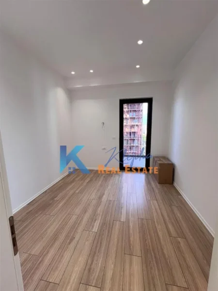 Tirane, jap me qera zyre , 160 m² 1.500 € (Rruga e Kavajes)
