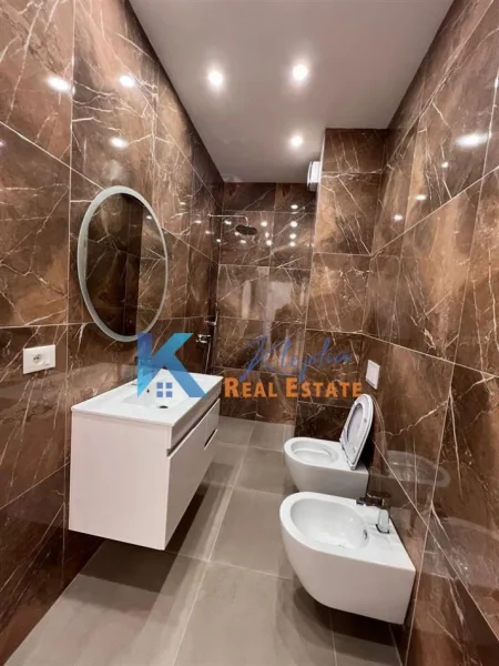 Tirane, jap me qera zyre , 160 m² 1.500 € (Rruga e Kavajes)